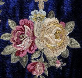Samet s barokní květinovou  výšivkou modrý