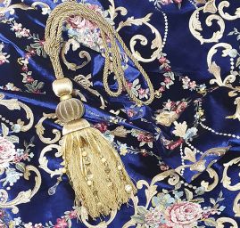 Samet s barokní květinovou  výšivkou modrý