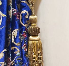 Samet s barokní květinovou  výšivkou modrý