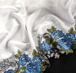 Bavlněná letní látka s výšivkou bílá/modrá