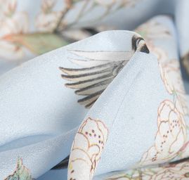 Krepdešín motiv ptáčků/květin sv. modrá