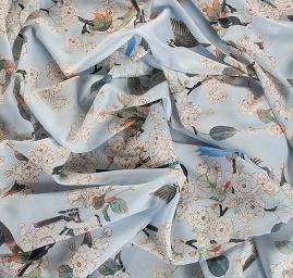Krepdešín motiv ptáčků/květin sv. modrá