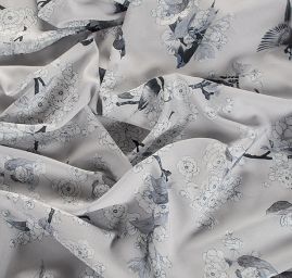 Krepdešín motiv ptáčků/květin šedostříbrný
