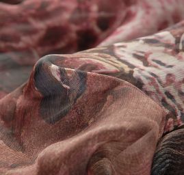 Šifon plise vzor velkých pávů