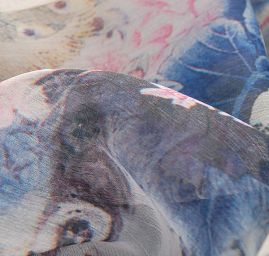 Šifon plise motiv květin/pávů smetanový/šedý