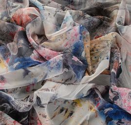 Šifon plise motiv květin/pávů smetanový/šedý