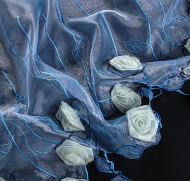 Organza s výšivkou a plastickými květy sv.fialová