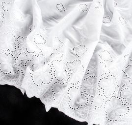 Krajka madeira vzor drobné květy lomená bílá