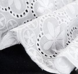 Krajka madeira vzor drobné květy lomená bílá