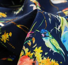 Krepdešín imitace hedvábí tisk ptáčci tm.modrý