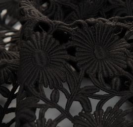 Hrubá bavlněná krajka květinový motiv černá