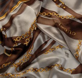 Hedvábná látka vzor přezky a řetízky šedá