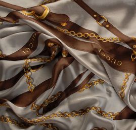 Hedvábná látka vzor přezky a řetízky šedá