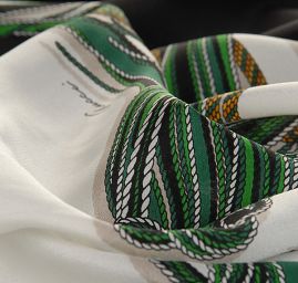 Hedvábný krepdešín kupón motiv koně zelený