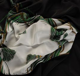 Hedvábný krepdešín kupón motiv koně zelený