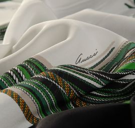 Hedvábný krepdešín kupón motiv koně zelený