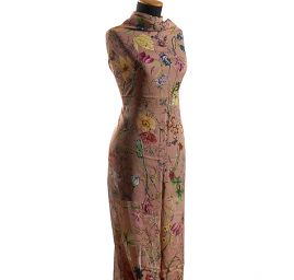 Hedvábný žoržet rozkvetlá louka