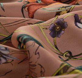 Hedvábný žoržet rozkvetlá louka