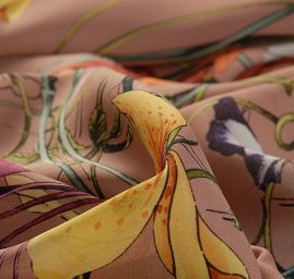 Hedvábný žoržet rozkvetlá louka