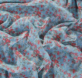 Šifon plise motiv drobné kytičky tyrkysový podklad