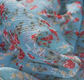 Šifon plise motiv drobné kytičky tyrkysový podklad