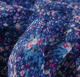 Šifon plise motiv drobné květy modrý