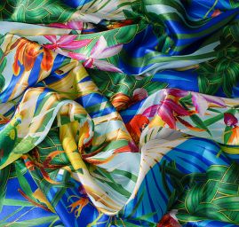 Hedvábný satén exotický motiv/papoušek