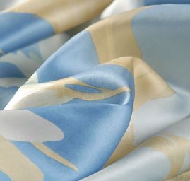 Hedvábný satén květinový vzor pastel modrá