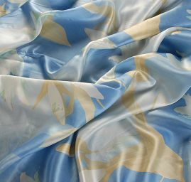 Hedvábný satén květinový vzor pastel modrá