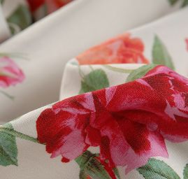 Hrubší bavlněná látka tisk květinový motiv