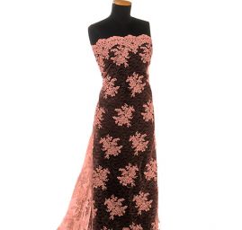 Krajka výšivka na vzorovém tylu lososové barvy