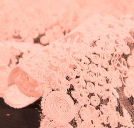 Krajka výšivka na vzorovém tylu lososové barvy
