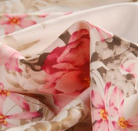 Imitace hedvábí pružný atlas květinový vzor fuchsiová