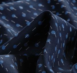 Viskozová šatová látka tisk puntíky tečky modrá