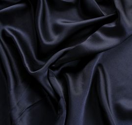 Hedvábný satén pružný tm. modré barvy