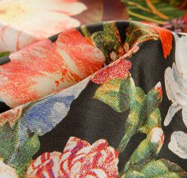 Hedvábná látka motiv velkých květů černá