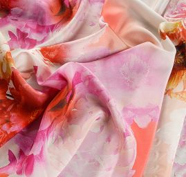 Hedvábná látka romantický vzor květin broskvová