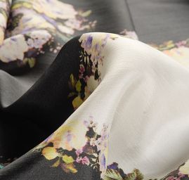 Hedvábná látka romantický vzor květin fialová