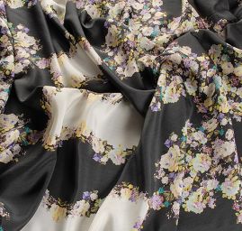 Hedvábná látka romantický vzor květin fialová