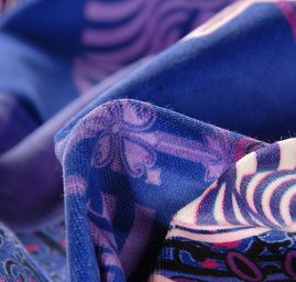 Samet digit tisk květinový motiv fialový