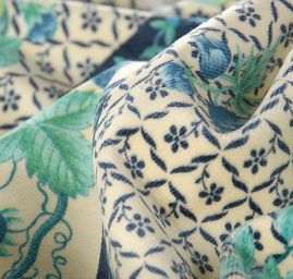 Bavlněný samet květinový motiv modrý