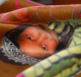 Exkluzivní samet avantgardní vzor velký hnědý podklad