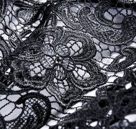 Efektní hrubá krajka květinový vzor černá
