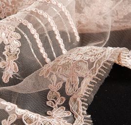 Krajka bordurová výšivka na tylu květy pudrová 