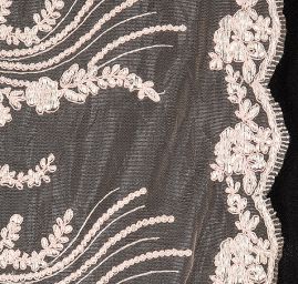 Krajka bordurová výšivka na tylu květy pudrová 