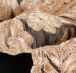 Krajka bordurová na tylu květy béžová