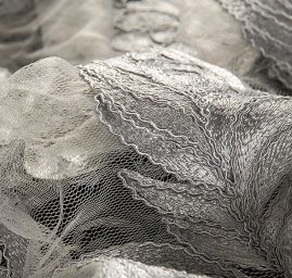 Krajka bordurová na tylu květy šedá