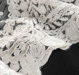 Krajka na vzorovém tylu květy slonová kost