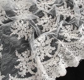 Krajka na vzorovém tylu květy slonová kost