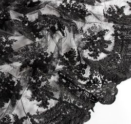 Krajka na vzorovém tylu vzor květin černá